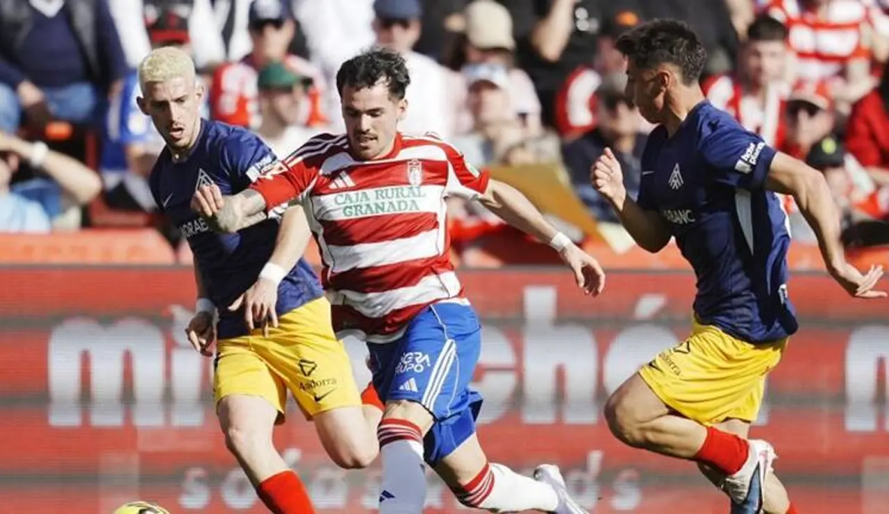 Álex Sola, en un partido con el Almería