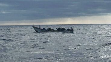 Localizan una patera con 55 inmigrantes a bordo en aguas pr&oacute;ximas a El Hierro