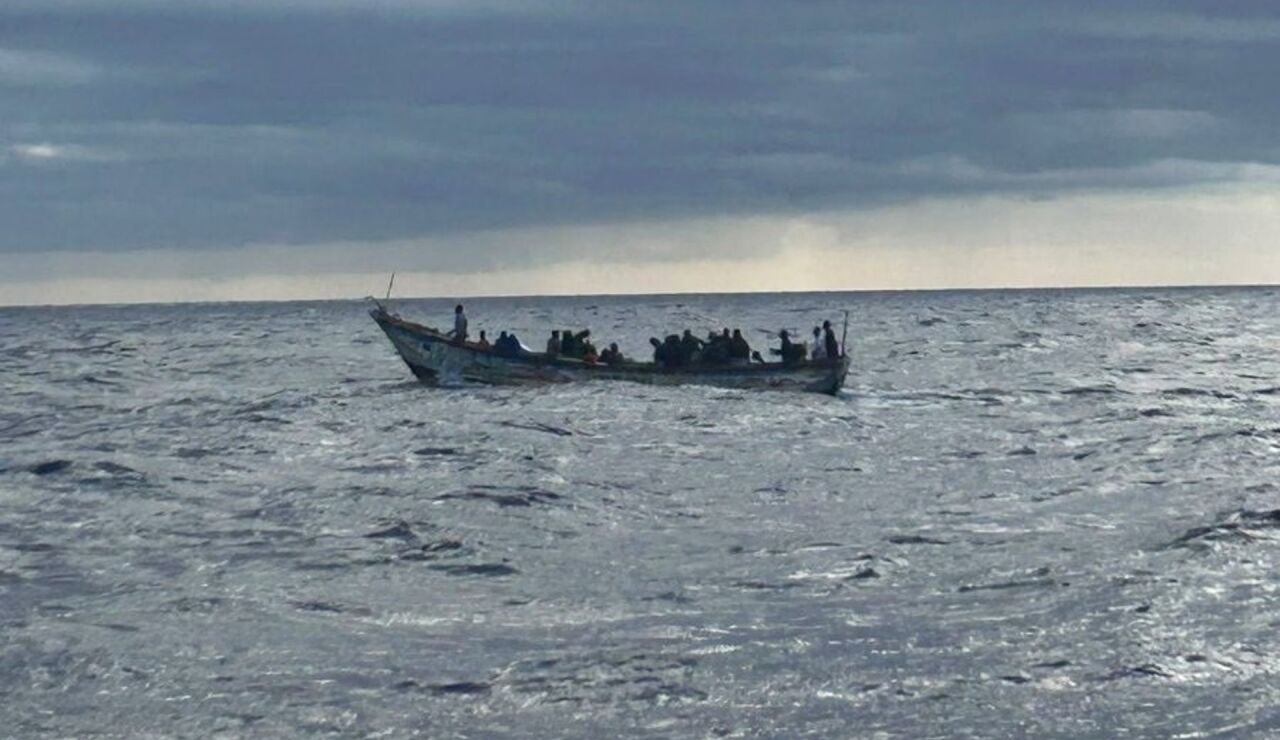 Localizan una patera con 55 inmigrantes a bordo en aguas pr&oacute;ximas a El Hierro