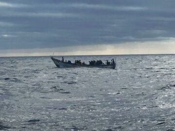 Localizan una patera con 55 inmigrantes a bordo en aguas pr&oacute;ximas a El Hierro