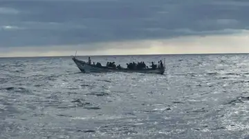Localizan una patera con 55 inmigrantes a bordo en aguas próximas a El Hierro Localizan una patera con 55 inmigrantes a bordo en aguas próximas a El Hierro