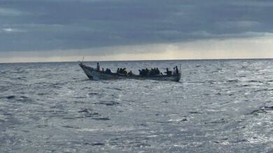 Un cayuco con 55 personas alcanza la costa de El Hierro