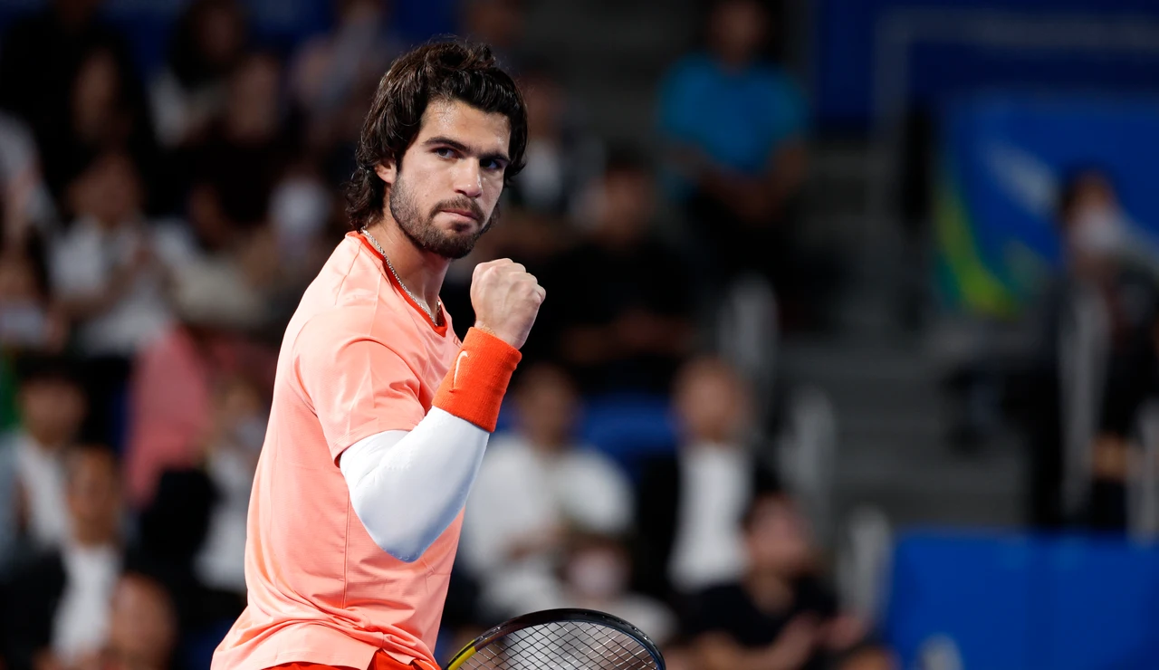 Carlos Alcaraz celebra un punto ante Jiri Lehecka en la final de Tokio