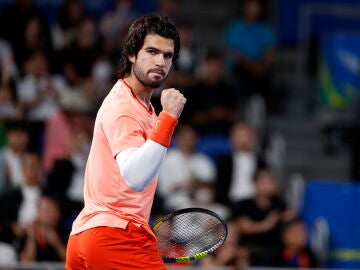 Carlos Alcaraz celebra un punto ante Jiri Lehecka en la final de Tokio