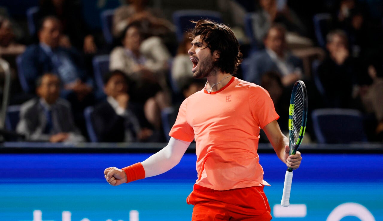 Carlos Alcaraz celebra la victoria ante Jiri Lehecka en Tokio
