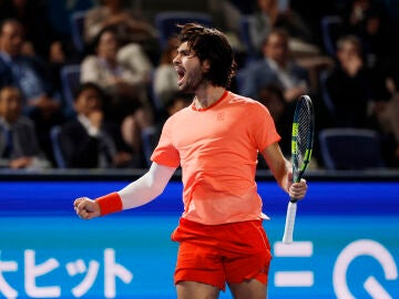 Carlos Alcaraz celebra la victoria ante Jiri Lehecka en Tokio
