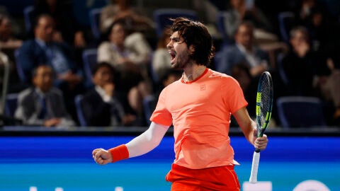 Carlos Alcaraz celebra la victoria ante Jiri Lehecka en Tokio