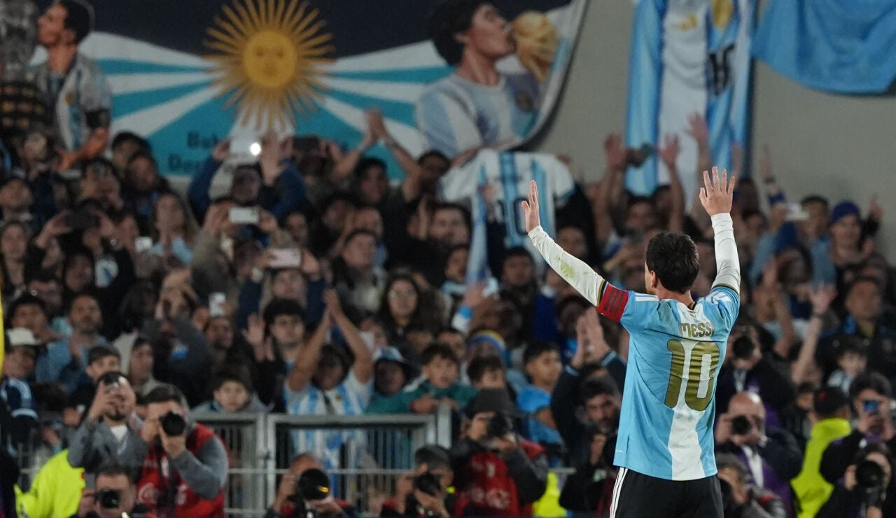 Leo Messi saluda a los aficionados en El Monumental