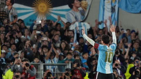 Leo Messi saluda a los aficionados en El Monumental