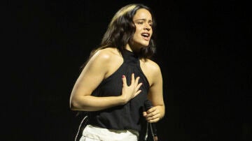 La cantante Rosal&iacute;a durante el Concierto-Manifiesto x Palestina en el Palau Sant Jordi