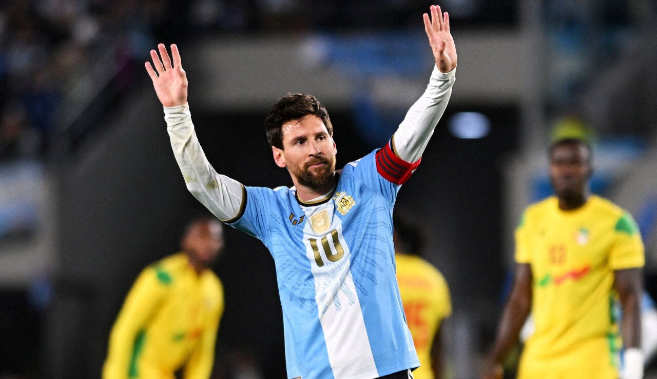 Leo Messi en el partido contra Ben&iacute;n