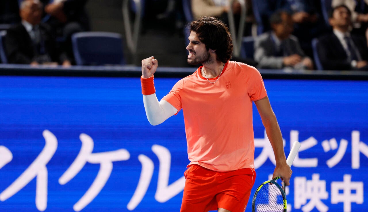 Carlos Alcaraz celebra un punto ante Jiri Lehecka en la final de Tokio