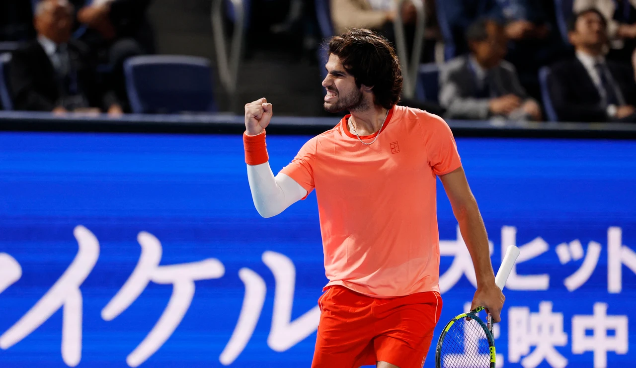 Carlos Alcaraz celebra un punto ante Jiri Lehecka en la final de Tokio