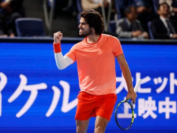Carlos Alcaraz celebra un punto ante Jiri Lehecka en la final de Tokio
