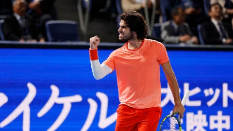 Carlos Alcaraz celebra un punto ante Jiri Lehecka en la final de Tokio