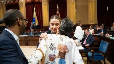 Prohens abraza a Pilar, la vecina desahuciada
