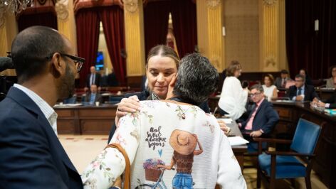Prohens abraza a Pilar, la vecina desahuciada