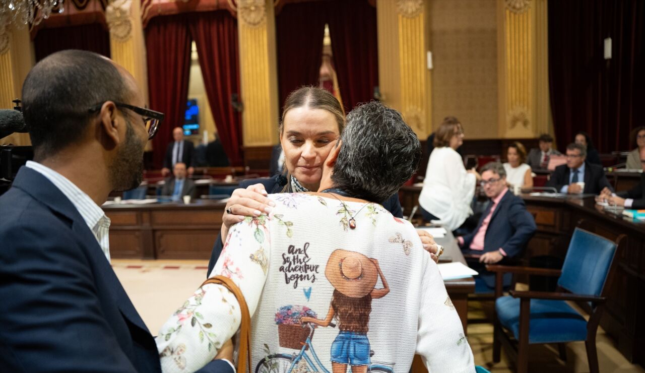 Prohens abraza a Pilar, la vecina desahuciada