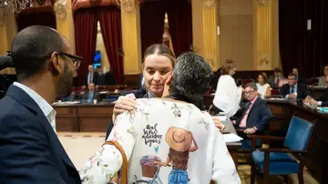 Prohens abraza a Pilar, la vecina desahuciada Prohens abraza a Pilar, la vecina desahuciada