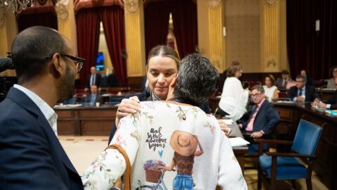 Prohens abraza a Pilar, la vecina desahuciada