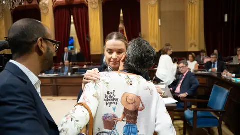 Prohens abraza a Pilar, la vecina desahuciada Prohens abraza a Pilar, la vecina desahuciada