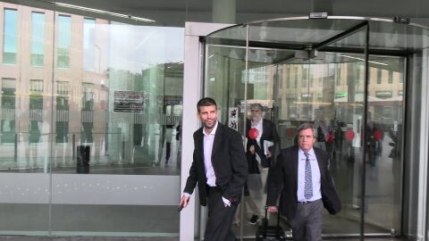 Piqué saliendo del juzgado