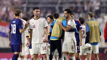 Los futbolistas de Espa&ntilde;a celebran el triunfo ante Croacia en Split