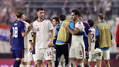 Los futbolistas de Espa&ntilde;a celebran el triunfo ante Croacia en Split