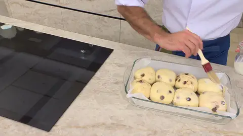 Pinta los bollos y mételos al horno Pinta los bollos y mételos al horno
