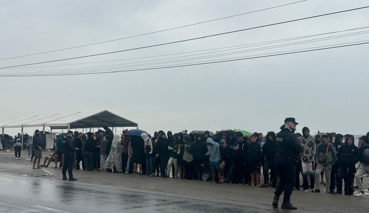 M&aacute;s de 50 menores inmigrantes solos esperan bajo la lluvia en el Guano (Ceuta) su traslado a un centro de acogida