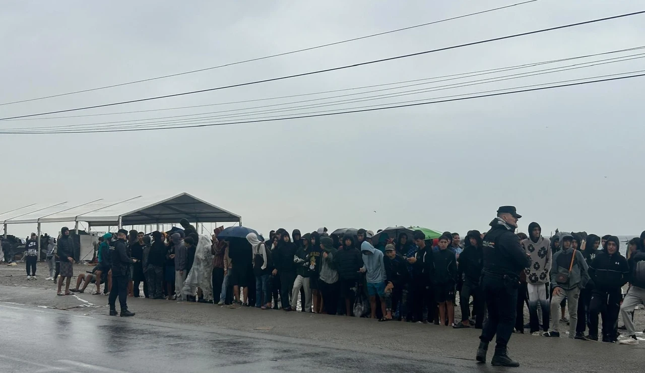 Más de 50 menores inmigrantes solos esperan bajo la lluvia en el Guano (Ceuta) su traslado a un centro de acogida