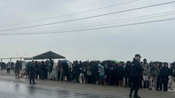 M&aacute;s de 50 menores inmigrantes solos esperan bajo la lluvia en el Guano (Ceuta) su traslado a un centro de acogida