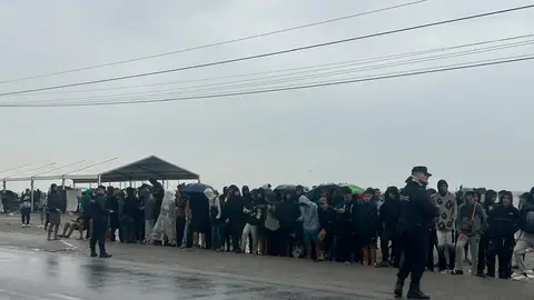 Más de 50 menores inmigrantes solos esperan bajo la lluvia en el Guano (Ceuta) su traslado a un centro de acogida Menores a la espera de ser trasladados a un centro de menores en el Guano (Ceuta). A 6 de octubre de 2026. Gabriela Sardá Núñez / Europa Press 06/10/2026