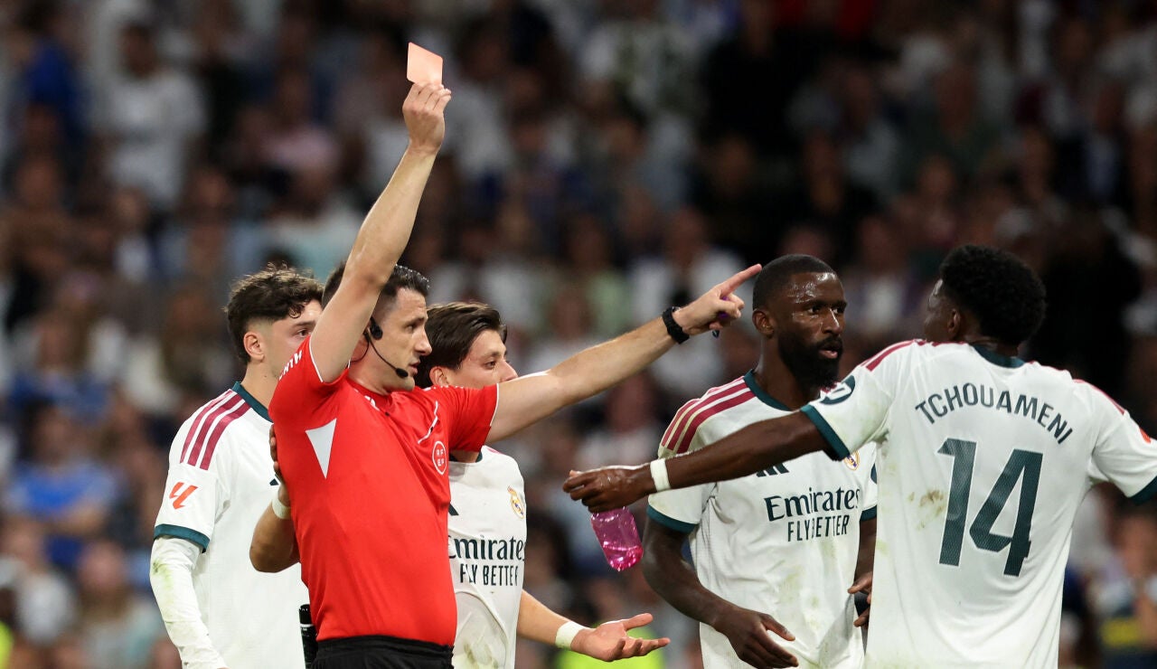 Vinicius Jr siendo expulsado ante el Villarreal