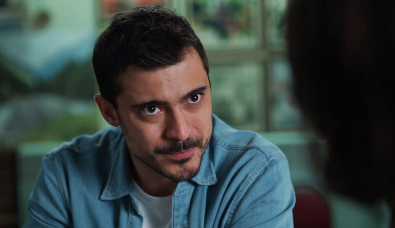 Azra revela su pasado a Mustafa a espaldas de su marido: as&iacute; comenz&oacute; su historia con Cihan