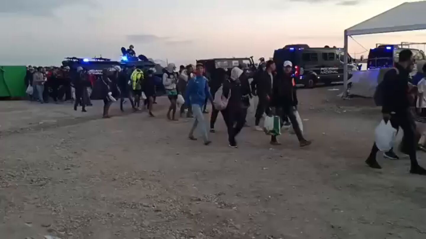 Última hora de la crisis migratoria en Ceuta, en directo: Comienza el desalojo del asentamiento del Guano 