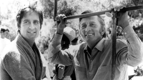 Michael Douglas y Kirk Douglas a finales de los años 60 Michael Douglas y Kirk Douglas a finales de los años 60