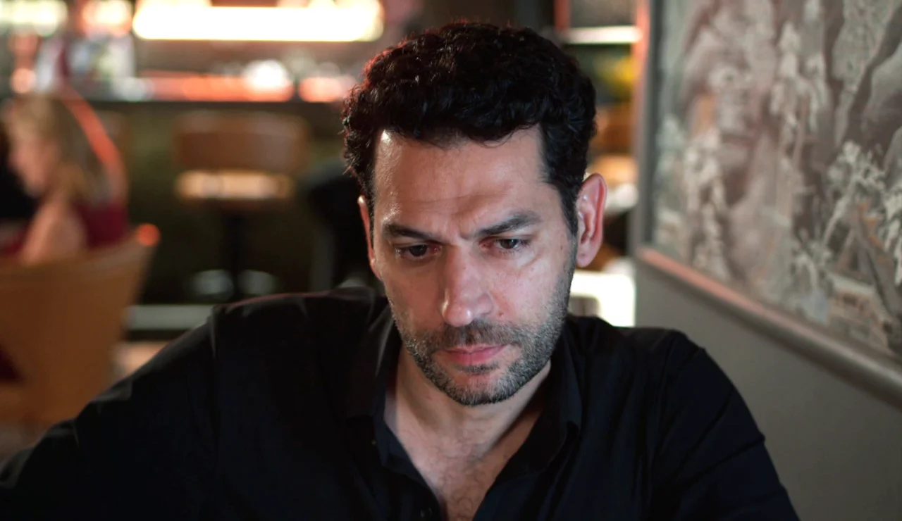 Serhat reúne a sus hijas para anunciarles su divorcio y Berrak arruina sus planes con una inesperada jugada
