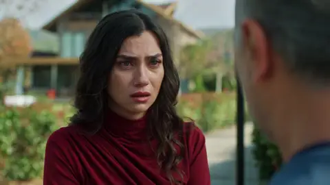 Cihan lleva demasiado lejos su control sobre Azra: hace que la detengan por sorpresa Cihan lleva demasiado lejos su control sobre Azra: hace que la detengan por sorpresa