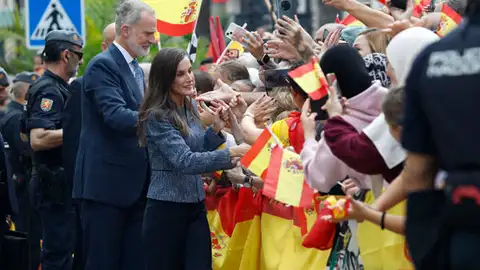El rey Felipe VI (i, atrás) y la reina Letizia (c) saludan a la multitud que espera su llegada ante el Ayuntamiento de Ceuta El rey Felipe VI (i, atrás) y la reina Letizia (c) saludan a la multitud que espera su llegada ante el Ayuntamiento de Ceuta