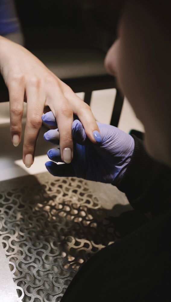 Mujer haciéndose la manicura efecto jelly