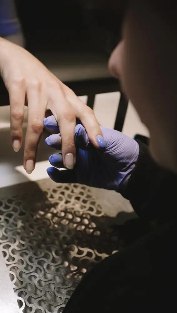 Mujer haciéndose la manicura efecto jelly Mujer haciéndose la manicura efecto jelly