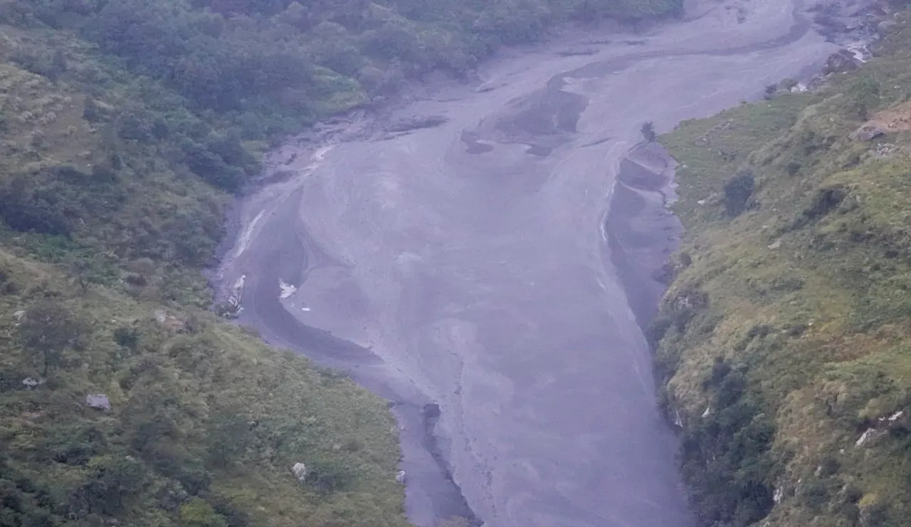 Vista aérea del río Budhi Gandaki crecido por inundaciones repentinas en el distrito de Gorkha, Nepal