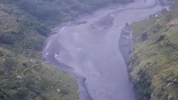 Vista aérea del río Budhi Gandaki crecido por inundaciones repentinas en el distrito de Gorkha, Nepal Vista aérea del río Budhi Gandaki crecido por inundaciones repentinas en el distrito de Gorkha, Nepal
