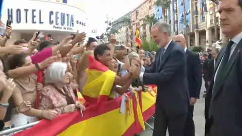 Felipe VI saludando a los ceutíes en Ceuta Antena 3 Noticias
