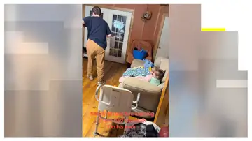 El hombre vuelve a caminar frente a sus hijos El hombre vuelve a caminar frente a sus hijos