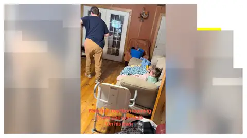 El hombre vuelve a caminar frente a sus hijos El hombre vuelve a caminar frente a sus hijos