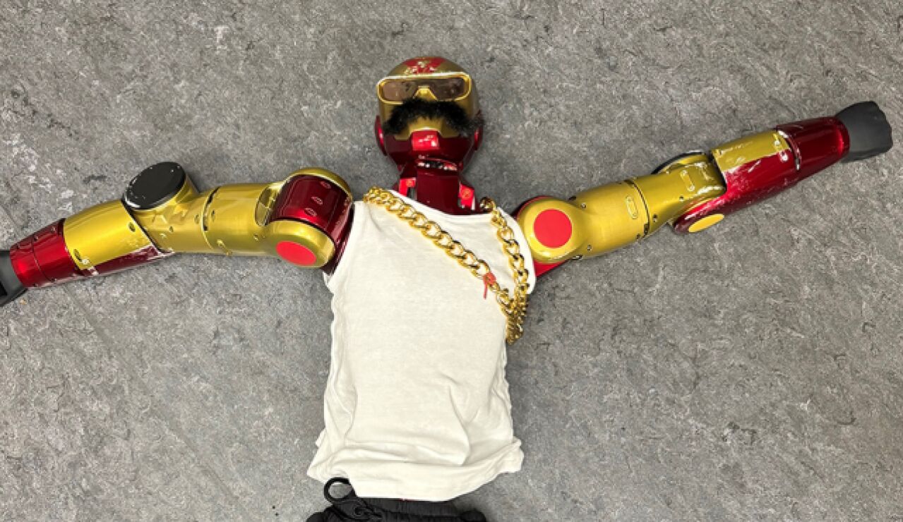 El robot rojo y dorado incautado por la polic&iacute;a