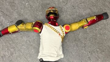 El robot rojo y dorado incautado por la polic&iacute;a