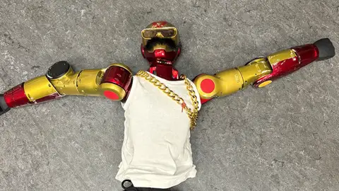 El robot rojo y dorado incautado por la policía El robot rojo y dorado incautado por la policía